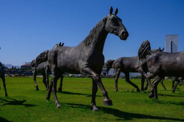 Kıbrıs Rum Kesimi 'nin Cami yakınlarındaki At Heykelleri