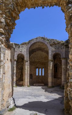 St. Hilarion Kalesi 'nin içinde birden fazla kemer ve sağlam taş sütunları olan büyük bir ortaçağ odası..