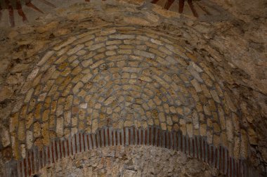 St. Hilarion Kalesi 'ndeki görkemli kemerli kasa dramatik bir zemin görevi görüyor..