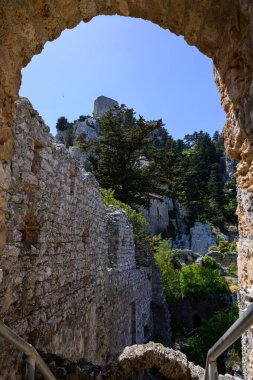 Kuzey Kıbrıs 'taki St. Hilarion Kalesi' nin Kemerinden Bakış