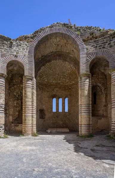 Tuğla ve Sütunlu Ortaçağ Salonu, St. Hilarion Şatosu, Kuzey Kıbrıs