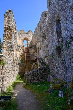 St. Hilarion Kalesi 'nin antik taş duvarları zamanla soluyor. Ortaçağ yapıları, Kıbrıs dağlarının tepesinde doğayla harmanlanıyor..