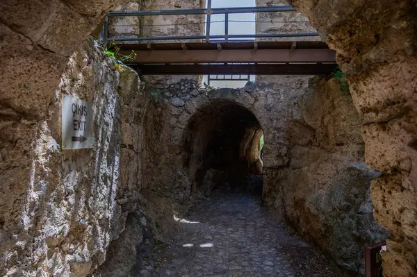 St. Hilarion Şatosu 'nun sakin iç avlusu, antik taş duvarlar ve kemerlerle çevrili..