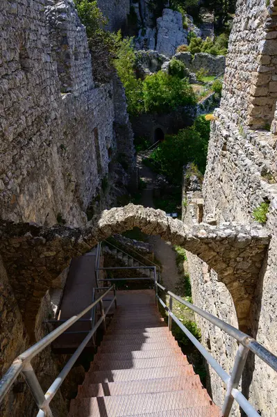 Eski taş duvarlar ve St. Hilarion Kalesi 'nin içinde yıpranmış bir merdiven. Bu ortaçağ kalesinin kalıntıları geçmişin yapısını anlatıyor..