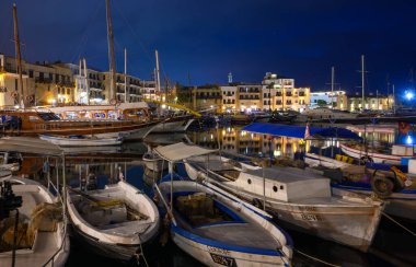 Kıbrıs Rum Kesimi 'nin Kyrenia Kalesi ve Limanı Gece Manzarası