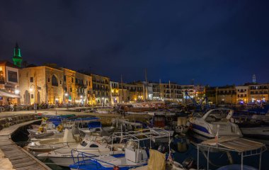 Kıbrıs Rum Kesimi 'nin Kyrenia Kalesi ve Limanı Gece Manzarası