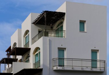 Kıbrıs 'ta Temiz Mimari Çizgilere sahip Beyaz Konut Villaları