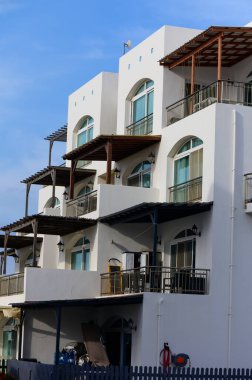 Güneşli Kıbrıs 'ta çağdaş beyaz villalar. Temiz çizgiler, mavi gökyüzü ve Akdeniz mimarisi.