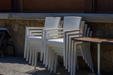 Kıbrıs Sahil Barı Yakınındaki Plastik Sandalyeler