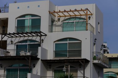 Kıbrıs Rum Kesimi 'nde Mavi Gök ile Modern Beyaz Villalar