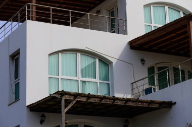 Kıbrıs 'ta bir sahil yerleşkesinde parlak beyaz tatil villaları. Yaz tatili atmosferleri ve huzur ortamı.