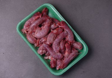 Şeffaf plastik bir kapta çiğ tavuk boynu. Perakende veya mutfak kullanımı için temiz ambalaj.