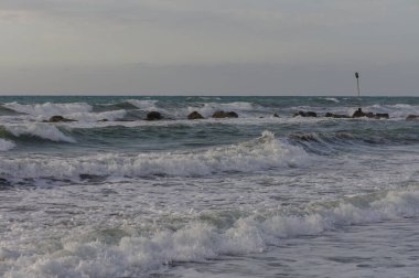 Akdeniz dalgası Kıbrıs 'taki plaj kayalarına düştü