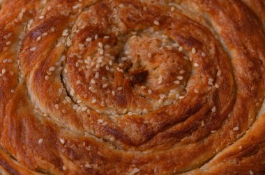 Susam tohumlarıyla taze pişmiş Tahini Corek.