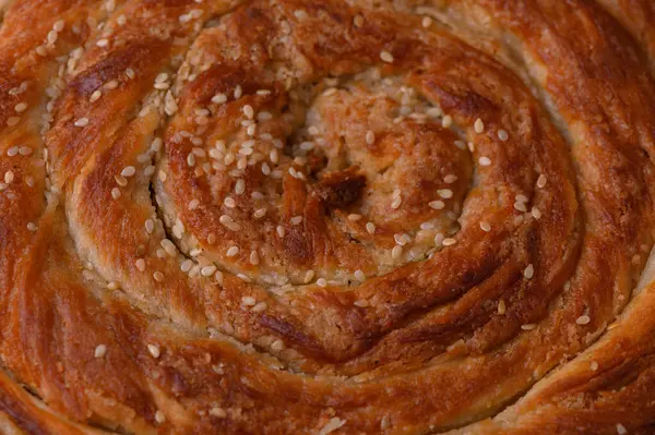 Susam tohumlarıyla taze pişmiş Tahini Corek.