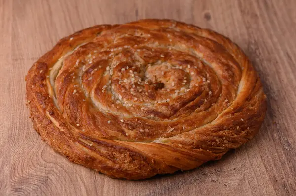 Susamlı tahini corek çöreği. Geleneksel Doğu hamur işi, tatlı ve aromatik.