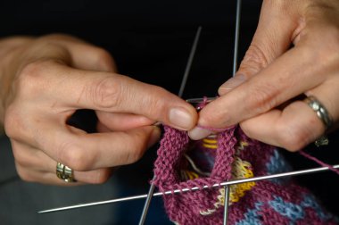 Doğal Aydınlıkta Kadın Elleri Renkli Çoraplar Örüyor