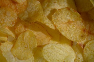 Lezzetli bir altın patates cipsi ziyafeti gevrek ve dokularını sergiliyor. Evdeki sıcak bir akşamın tadını çıkarmak için ideal, arkadaşlarla ya da ailelerle paylaşmak için mükemmel..