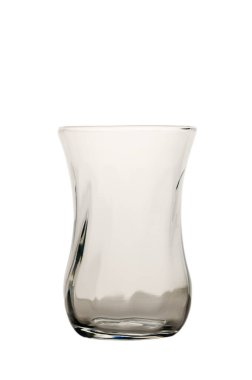 Zarif bir cam kap tek başına duruyor, pürüzsüz hatları ışığı güzel yansıtıyor. İçki servisi için idealdir, zarafet ve basitlik her durum için mükemmeldir..