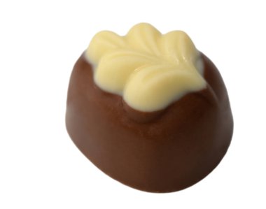 Zengince hazırlanmış bir çikolata ziyafeti davetkar bir şekilde oturur ve üzerinde bol beyaz bir tasarım bulunan pürüzsüz kahverengi bir dış görünüşü sergiler. Tatlı bir kaçış, biraz lüks isteyenler için mükemmel..