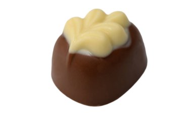 Kadife krema sosuyla süslenmiş nefis bir çikolata lezzetine sahip olan bu aşçılık şaheseri, yerel bir dükkanda sanatsal yetenekleri ve duyularını sergiliyor..