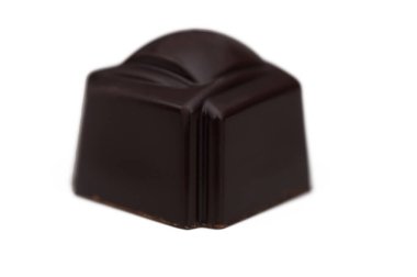 İpeksi siyah çikolatalı trüf zarif bir şekilde sergilenir. Parlak dış görünüşü ışığı yakalar. Bu el yapımı lezzet, zengin bir lezzet patlaması vaat ediyor. Her yerde çikolata severler var..