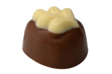 Cazip bir çikolata, beyaz çikolatayla kaplanmış zengin kahverengi tabanlı vitrinler sunar. Bir tatlı dükkanında ustalıkla hazırlanmış, hoşgörüyü ve zevki davet ediyor..