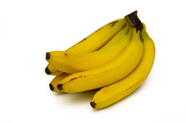 Olgun sarı muz kümesi el değmemiş beyaz bir yüzeyde, kıvrımlı şekilleri ve parlak ciltleri taze ve doğal cazibeyi yansıtıyor, besleyici bir destek için ideal..