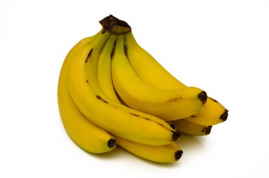 Bir grup olgun sarı muz, parlak renklerini ve birkaç koyu beneklerini gösteren, temiz beyaz bir yüzeyde bulunur. Sağlıklı bir aperatif veya pürüzsüz bir içecek için mükemmeldir..