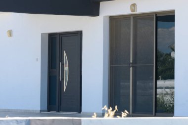 Çağdaş girişte parlak siyah çift kapılar ve güneş ışığını yansıtan büyük cam paneller yer alıyor. Çevreleyen yeşillik huzur ortamını arttırır, sıcaklığı ve zarafeti davet eder..