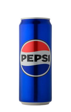 Gaziveren Kıbrıs Rum Kesimi -04.04.2025 Canlı bir mavi içecek, simgesel logosuyla göze çarpar, sıcak günlerde yaz toplantılarını ve ferahlatıcı yudumları anımsatan tanıdık bir tasarım sergiler.