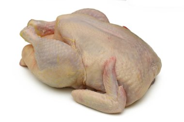 Bütün bir tavuk temiz bir yüzeye dayanır, şişkinliğini ve tazeliğini gösterir, aşçıları sevdikleriyle canlı bir akşamda lezzetli yemekler yapmaya davet eder..