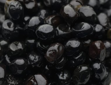 Siyah fasulyeler üst üste yığılır, parlak derileri parlak dokuları yansıtır. Yürekli yemekler için ideal, mutfakta yaratıcılığa davetiye çıkarıyorlar. Salatalar, çorbalar ve yemekler için mükemmel..