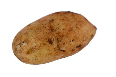 Kırsal bir patates beyaz bir zemine gururla oturur, pürüzlü derisini ve toprak tonlarını vurgular. Bu organik yumru, çiftlik hayatının ve taze üretimin basitliğini yansıtıyor..