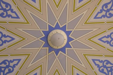 Kuzey Kıbrıs 'taki Selimiye Camii' nin içinde, İslami geometrik tasarım ve tarihsel işçiliğin sergilendiği karmaşık bir tavan süslemesinin yakın çekimi.