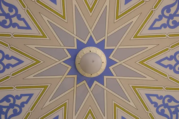 Kuzey Kıbrıs 'taki Selimiye Camii' nin içinde, İslami geometrik tasarım ve tarihsel işçiliğin sergilendiği karmaşık bir tavan süslemesinin yakın çekimi.