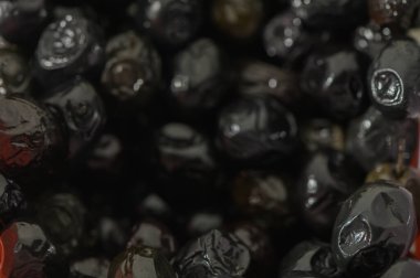 İpeksi siyah zeytinler kaliteli bir kasede parlıyor ve mutfak yaratıcılığına davetiye çıkarıyor. Zengin dokuları, canlı tatlara ve ortak zevklere odaklı bir ziyafetin yaklaştığını gösteriyor..