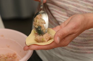 Lezzetli et karışımıyla doldurulmuş ev yapımı hamur tatlısı. Sıcak mutfak ortamı, sakin bir hafta sonu boyunca yaratıcılık ve aşçılık geleneğini ön plana çıkarıyor..