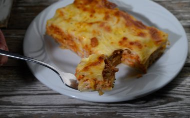 Lezzetli altın peynir ve yumuşak tavuk katmanları rahatlatıcı bir deneyim yaratıyor. Arkadaşlarla sıcak bir akşamın tadını çıkaran bu yemek, paylaşılan neşe ve tatmini davet ediyor..