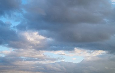 Mavi ve gri renklerin güzel bir karışımı akşam gökyüzünde uzanıyor, rahatlatıcı ve huzurlu bir atmosfer yaratıyor..