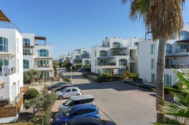 Şık villalar dingin caddelerde, yemyeşil ve canlı gökyüzü kıyı cazibesini artırıyor..