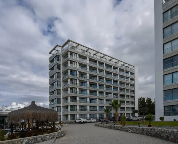 Şık mimari, kıyı şeridine yakın palmiye ağaçları ve sazdan çatıların yer aldığı sakin bir avluyu tamamlıyor..