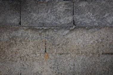 Sert ve yıpranmış beton bloklar, şehir mimarisinin cazibesinin özünü yansıtan ilginç bir model oluşturur..