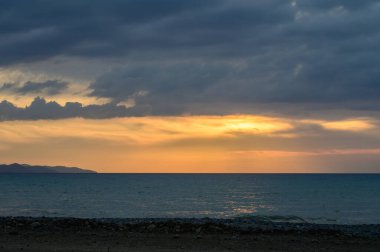 Kıbrıs 'ta deniz ve dağların ardında dramatik gün batımı