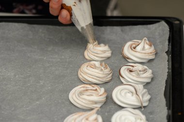 El becerisiyle boruları parşömen kağıdına döker, sıcak bir mutfak atmosferinde enfes girdaplar yapar..