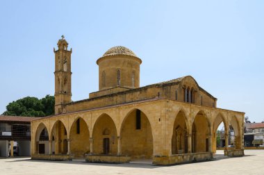 Majestic Selimiye Camii, güneşli bir günde Lefkoşe, Kıbrıs 'ta canlı yeşilliklerle çevrili karmaşık kemerleri ve kubbesiyle gururla ayakta duruyor. Ziyaretçiler güzelliğine hayret eder..