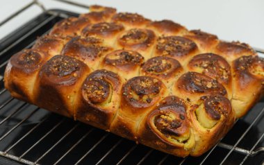 Sıcak tarçınlı dürümler altın-kahverengi kabuklu, tel askıda soğuyor, havayı tatlı aromalarıyla dolduruyor ve herkesi bu nefis kahvaltıya davet ediyor..