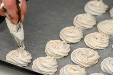 Bir fırıncı parşömen kağıdında güzel kremalar yapar, mutfağı tatlı aromalarıyla doldurur..