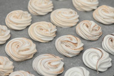Meringue kurabiyeleri pişirdikten sonra havalı, yumuşak, parlak bir dokuya sahip tatlı severler için mükemmel..