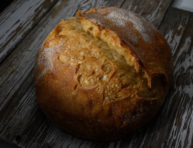 Çürümüş odunların üzerine yerleştirilmiş altın sarısı esmer ekmek sıcak ve sıcak bir atmosferde ev yapımı iyilik yayar..